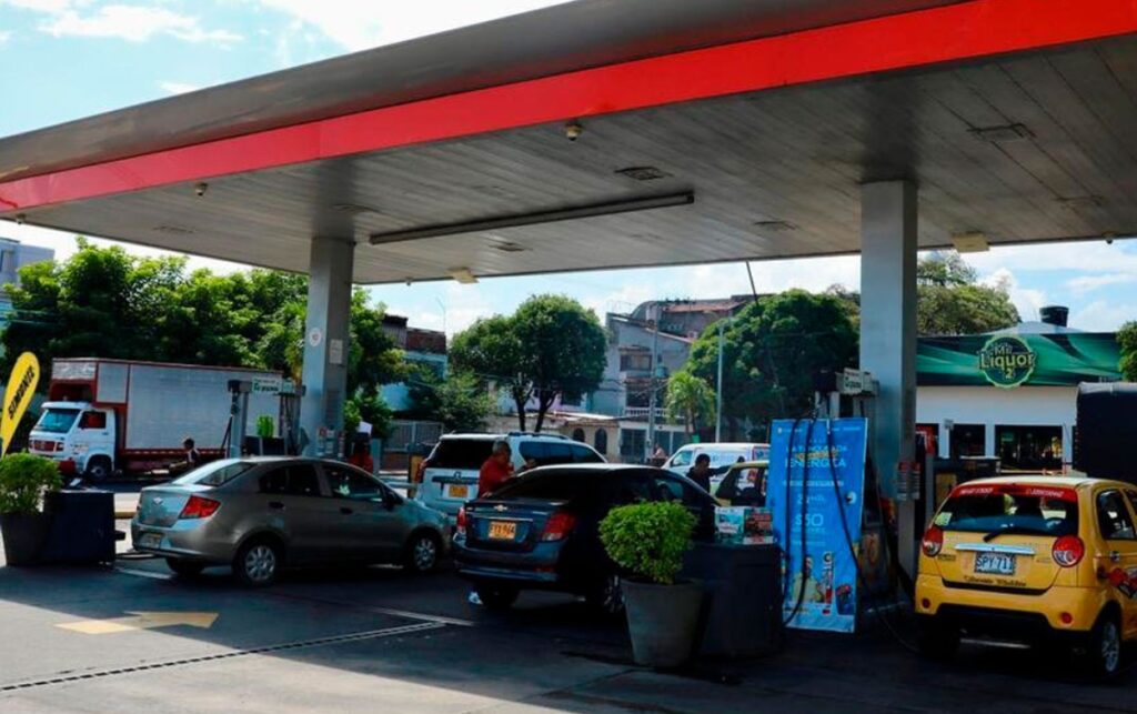 Precio de la Gasolina en Colombia en estación de servicio mientras un ciudadano abastece su vehículo tras el anuncio del Gobierno sobre una posible reducción.