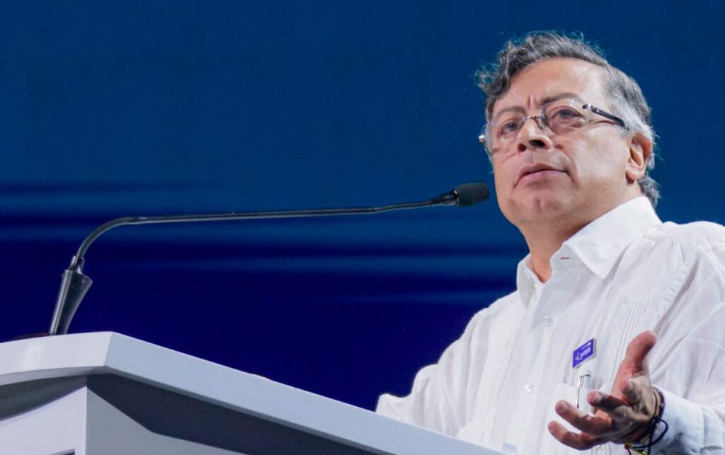 Presidente Gustavo Petro durante intervención pública, tras cuestionar la decisión del Banco de la República de aumentar la tasa de interés a más del 10%. 