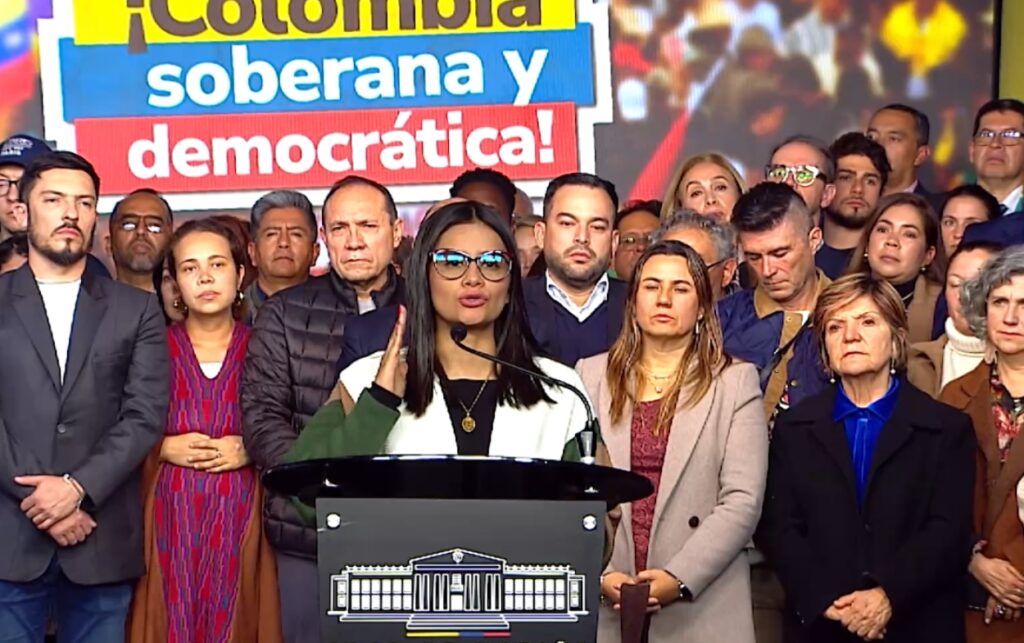 Pronunciamiento del Gobierno con presencia de funcionarios y ciudadanos en apoyo a la defensa de la soberanía colombiana.