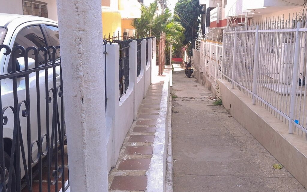 Propaganda electoral_ andén residencial donde no está permitido instalar avisos políticos.