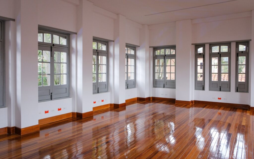 Salón restaurado del Hospital San Juan de Dios, espacio renovado que simboliza su recuperación histórica y el regreso de la salud pública. 