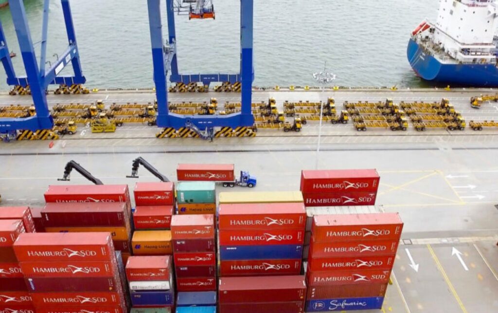 Terminal portuaria con contenedores en operación en medio del gravamen del 30% a Ecuador anunciado por el Gobierno colombiano..
