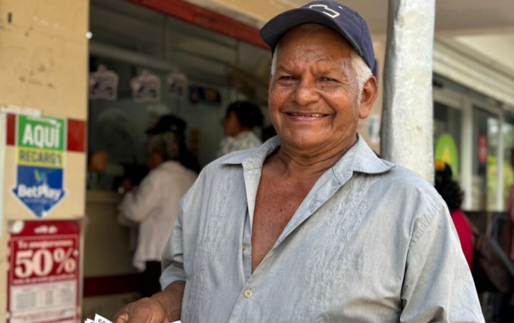 Transferencias monetarias de Colombia Mayor benefician a adultos mayores durante jornada de pago del programa social.