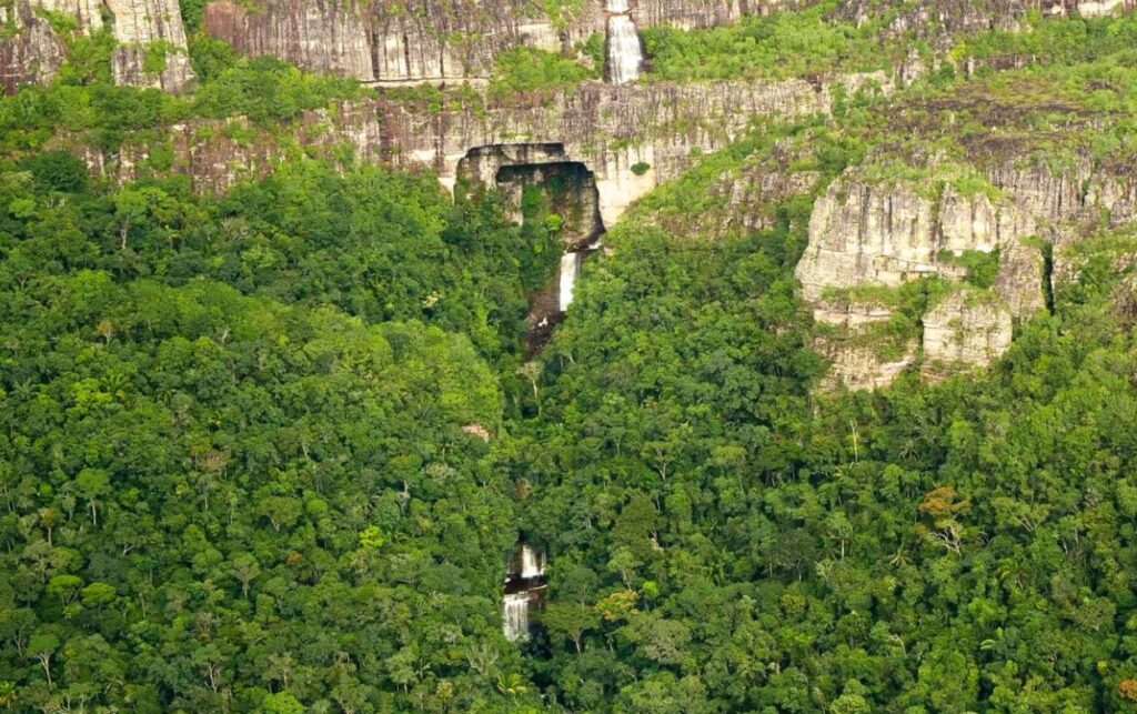 Vista aérea de la Serranía de Chiribiquete, territorio clave protegido con inversión de $3.000 millones para monitoreo climático.