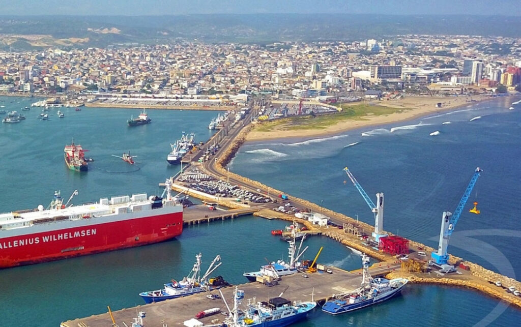 Vista aérea de un puerto ecuatoriano en medio del impacto comercial que genera la tasa de seguridad del 30% a productos colombianos.
