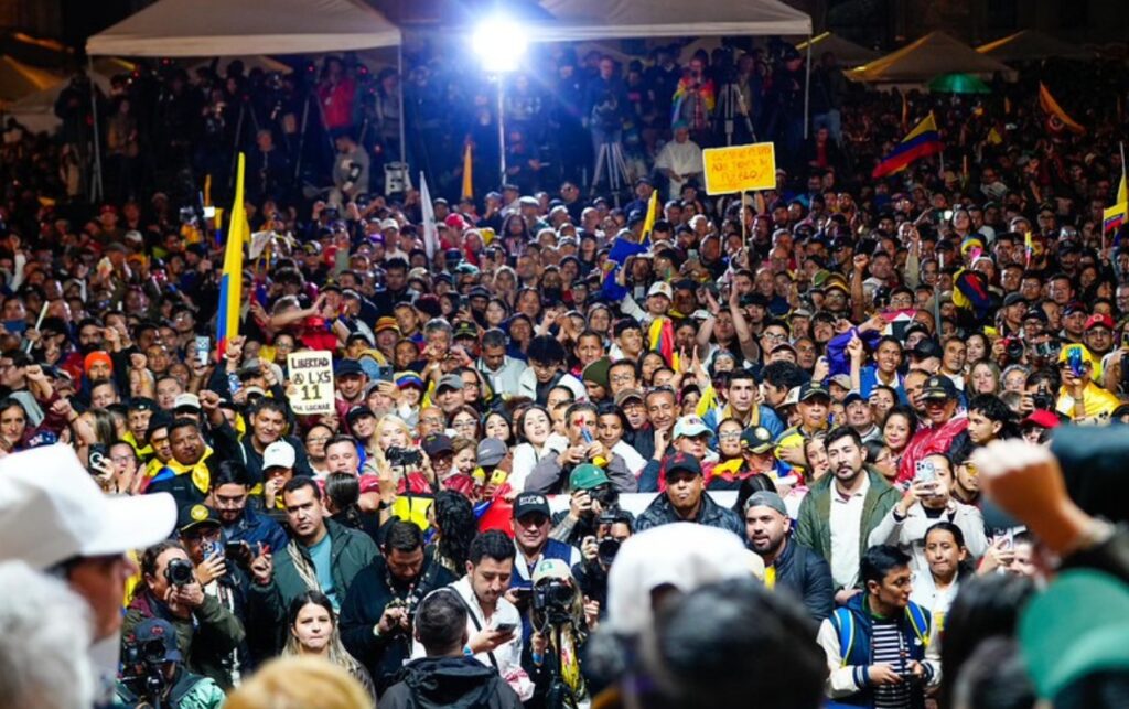 Vista nocturna de una masiva concentración ciudadana en la Plaza de Bolívar. Ciudadanos saldrán nuevamente en respaldo al salario vital.