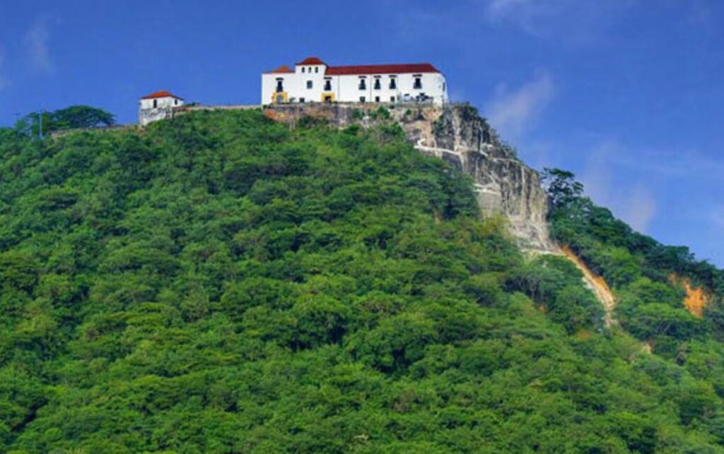 Vista panorámica del Convento de la Popa, epicentro religioso de las Fiestas de la Candelaria 2026 en Cartagena.