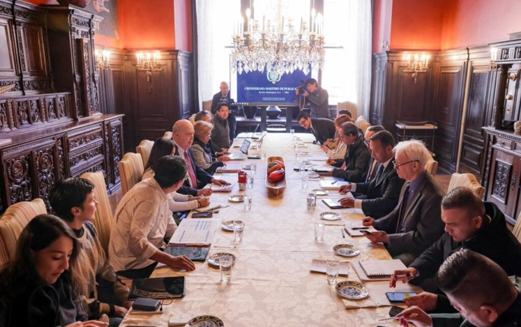 A las 11 de la mañana, vista general de la reunión entre delegaciones antes del diálogo entre Petro y Trump.