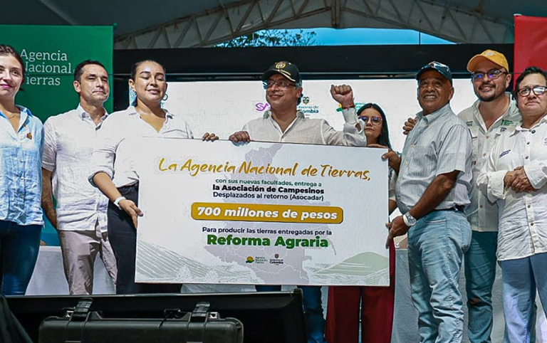 Acto gubernamental por la reforma agraria en Tolima.