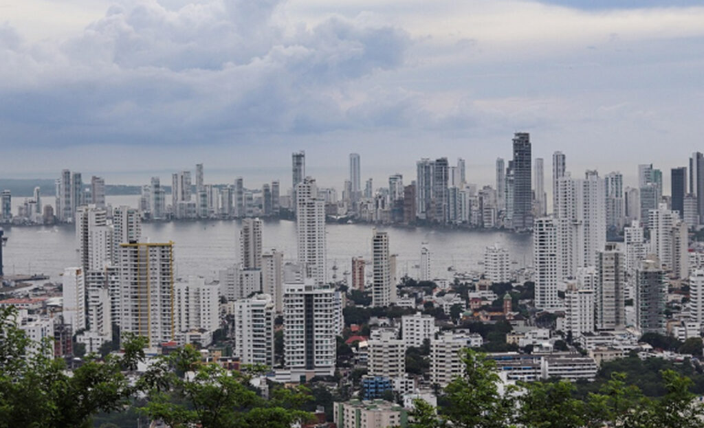 Mar agitado y cielo nublado en la costa de Cartagena por mal tiempo.