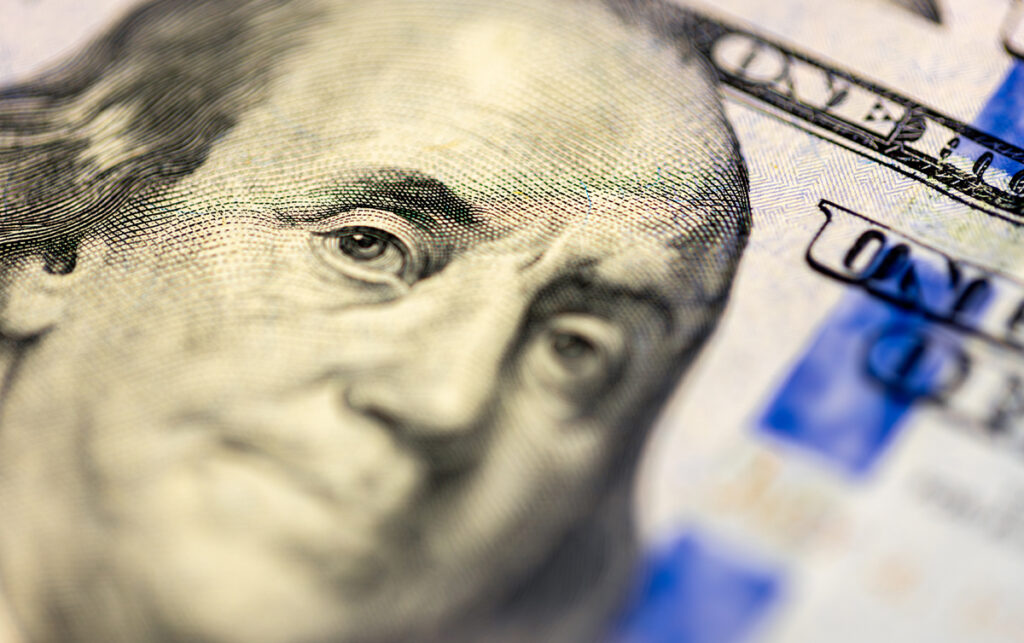 Billetes de pesos colombianos y dólares estadounidenses.