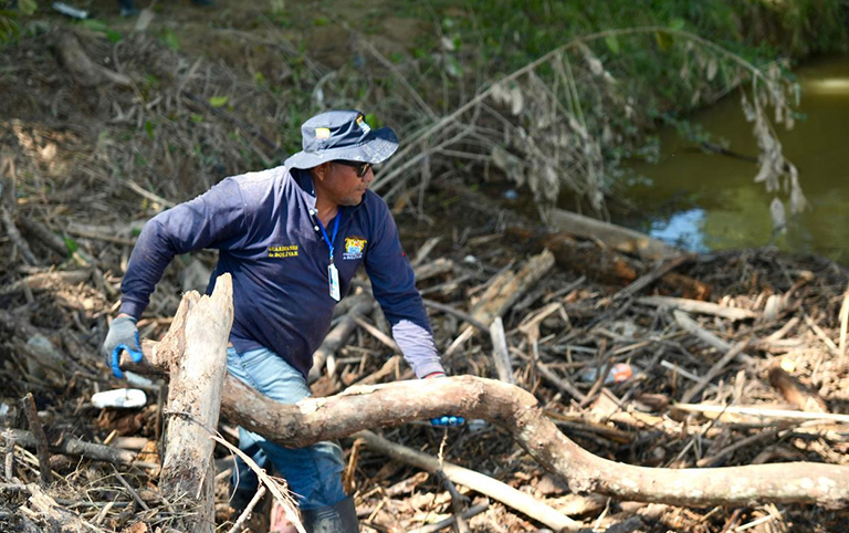Operativo de recuperación en Arenal del Sur tras inundaciones.