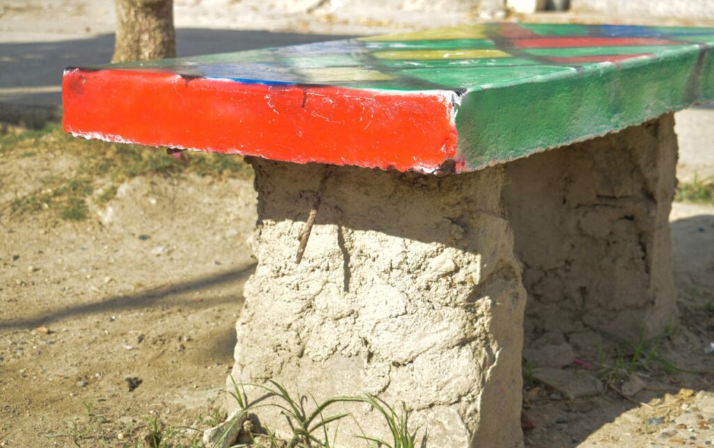 Bancas de concreto deterioradas en parque de la manzana J, símbolo de Más de 40 años sin intervención distrital. 