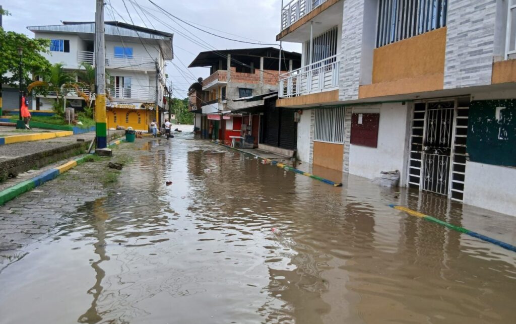 Calles inundadas reflejan el impacto del frente frío en zonas urbanas, una de las emergencias que deja 43.900 familias afectadas en Colombia. 
