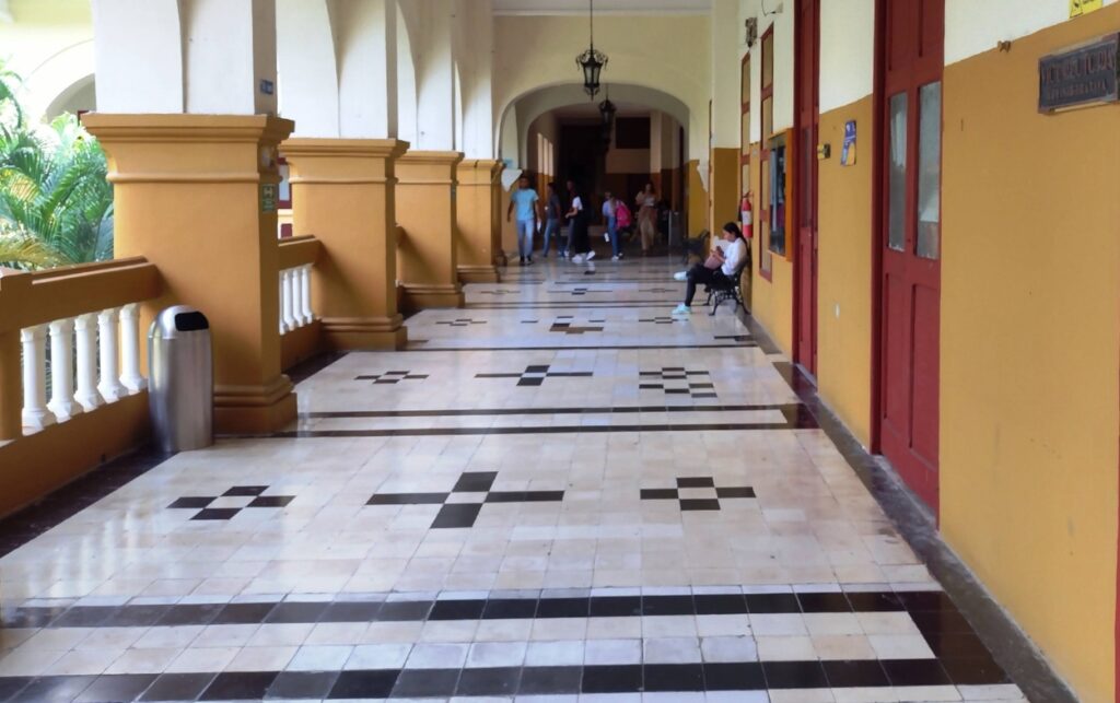 Corredor histórico de la Universidad de Cartagena, escenario institucional donde se reportan 40 casos de violencias basadas en género..