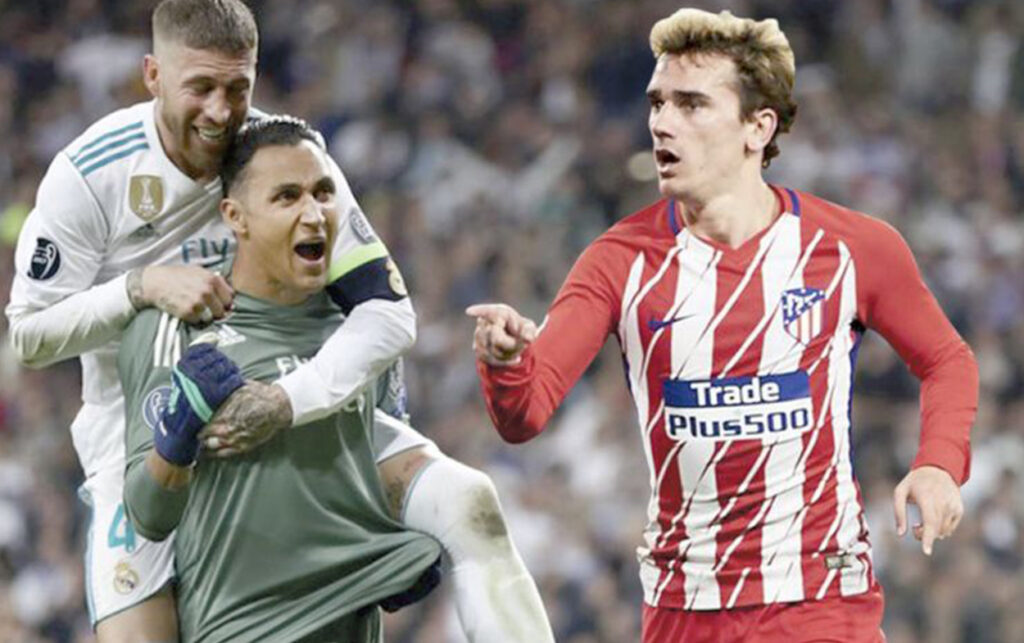 Atlético y Real Madrid disputando balón.