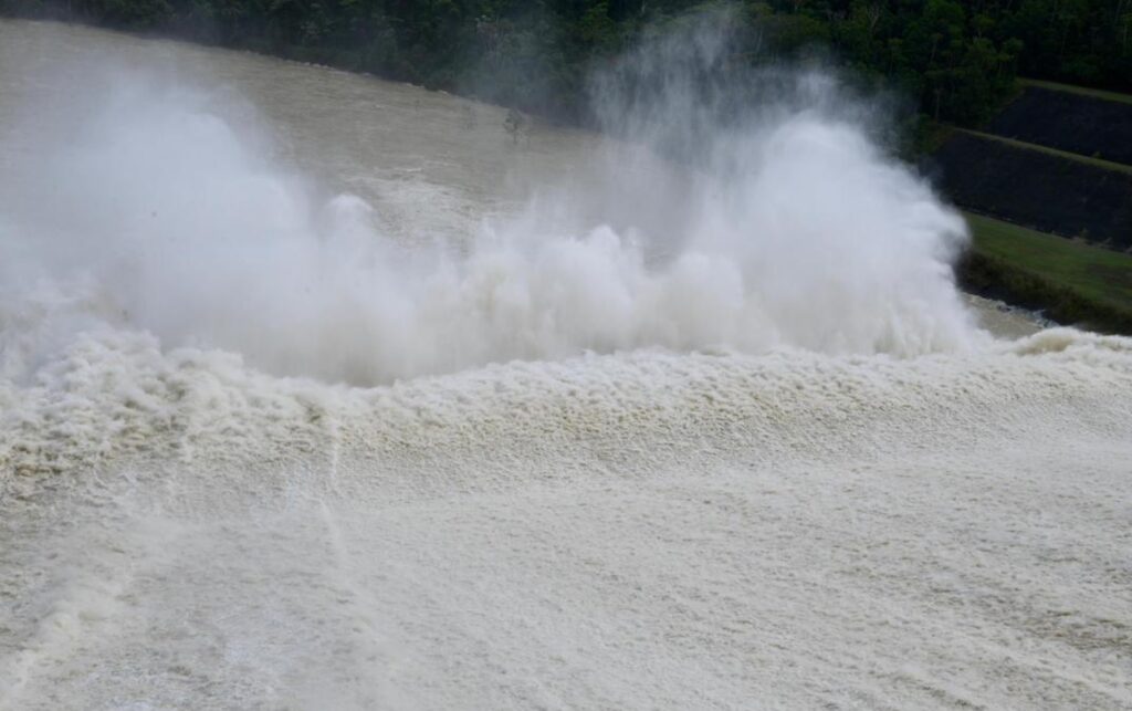Descarga de agua en la represa de Urrá, infraestructura asociada al debate territorial que motivó el llamado por la libertad para el río Sinú. 