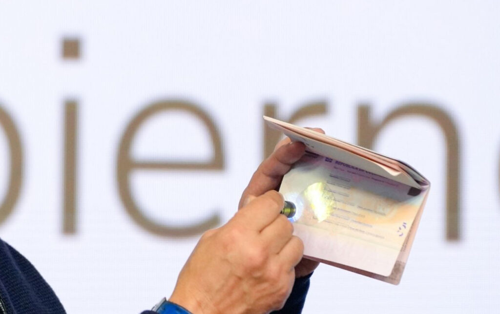 Documento oficial con microchip electrónico encriptado.