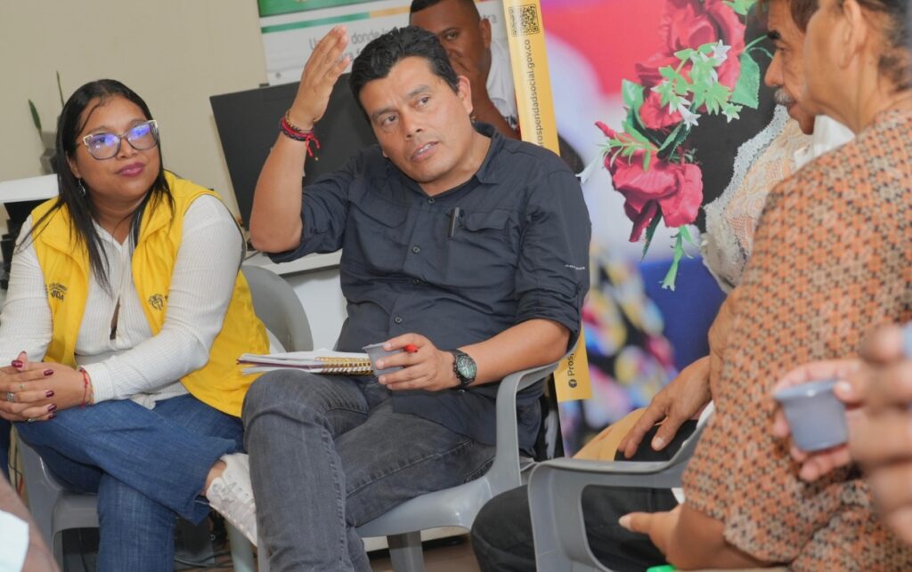 Director general de Prosperidad Social, Mauricio Rodriguez atiende inquietudes de vendedores del Mercado de Santa Rita en reunión comunitaria. 