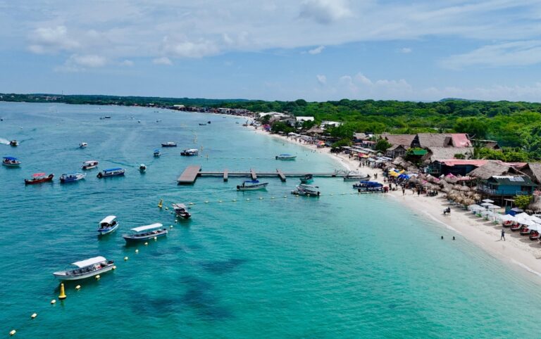 Muelle de Playa Blanca afectado por oleaje anormal en Cartagena.