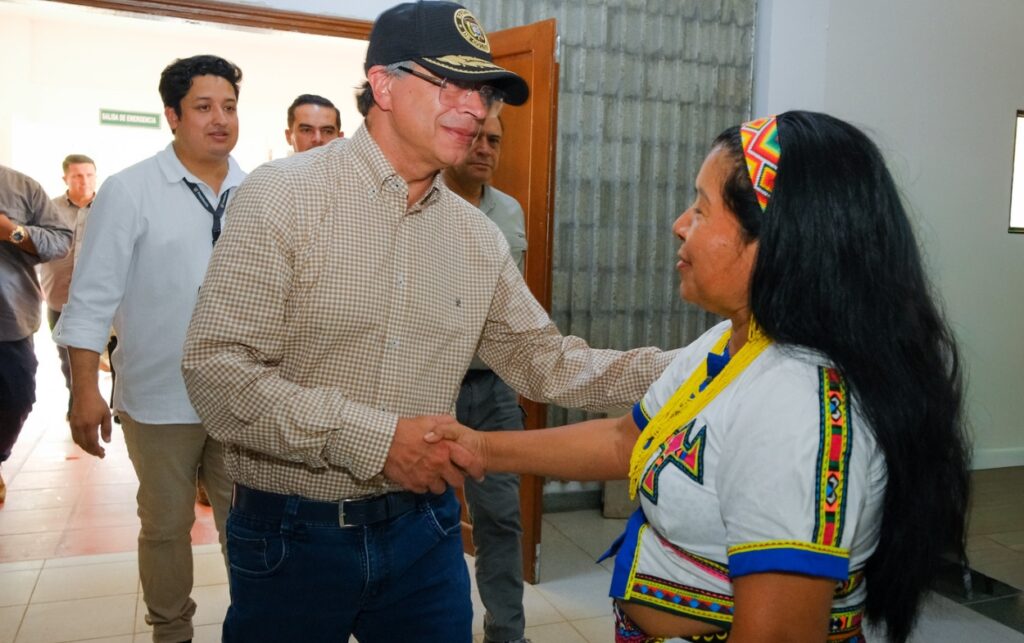 El presidente Gustavo Petro saluda a Martha Cecilia Domicó durante el Consejo de Ministros en Montería, en una jornada marcada por el llamado a la libertad para el río. 