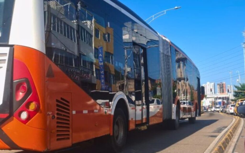 Energías limpias permiten que buses articulados de Transcaribe sigan prestando el servicio a los ciudadanos en Cartagena. 