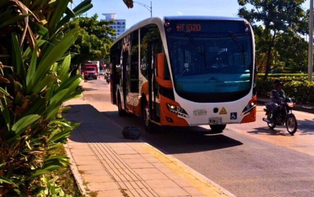 Energías limpias respaldan la operación diaria de Transcaribe con buses a gas natural circulando por corredores viales de Cartagena.