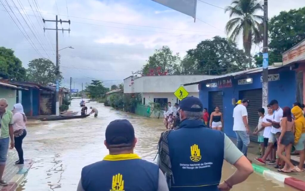 Equipos de la UNGRD inspeccionan zona inundada tras las 256 emergencias provocadas por el frente frío atípico. 