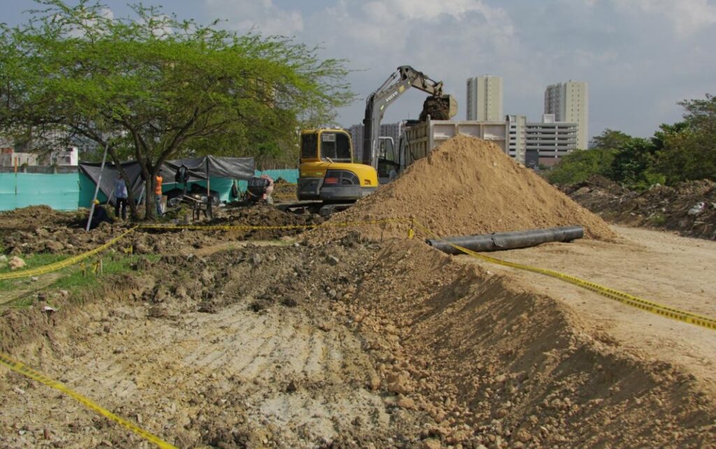 Excavadora y camión avanzan en trabajos hidráulicos de la vía con 80% de avance cerca a Villa Rosita y Parque Heredia. 