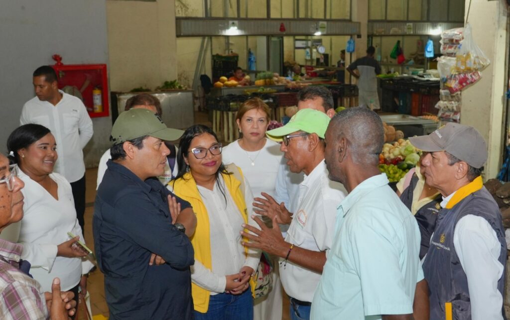 Funcionarios de Prosperidad Social escuchan a vendedores sobre dinámicas del comercio popular en Santa Rita. 
