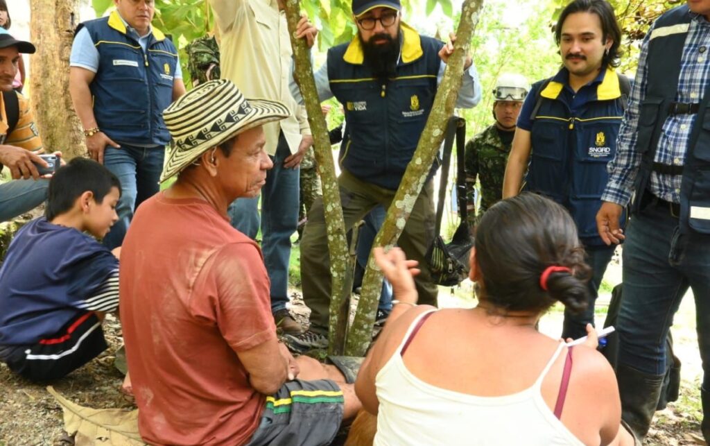 Funcionarios de la UNGRD dialogan con una familia damnificada durante la evaluación en territorio tras la emergencia que dejó 60 familias afectadas en Lebrija. 