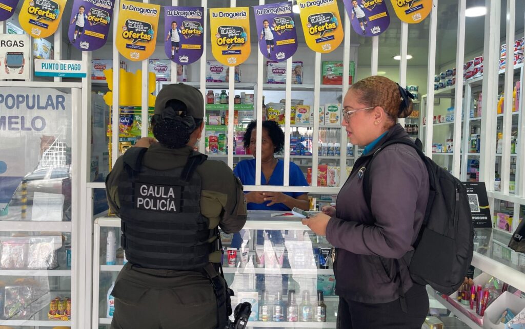 Gaula Policía dialoga con trabajadoras de droguería sobre 165 la línea que frena la suplantación y llamadas carcelarias en Cartagena. 