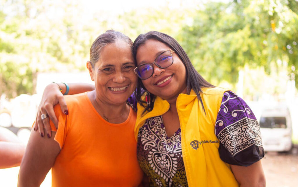 Beneficiario del programa Colombia Mayor recibe dinero.