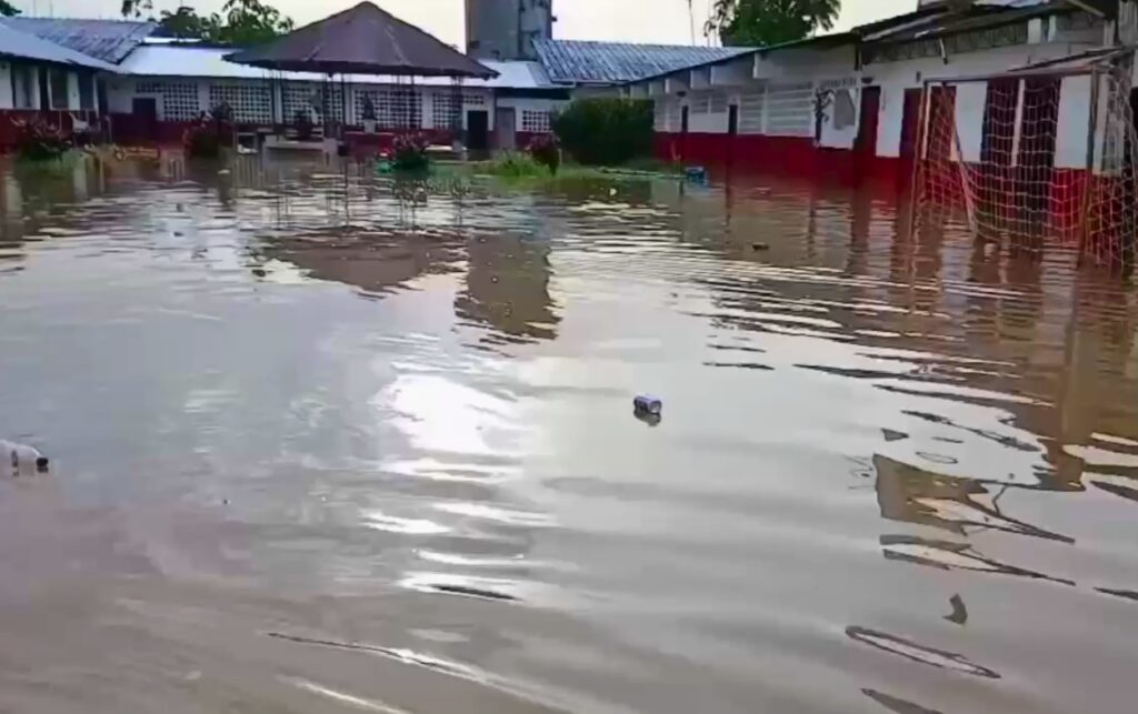 Infraestructura educativa afectada por inundaciones, una de las consecuencias de las 256 emergencias registradas en Colombia. 