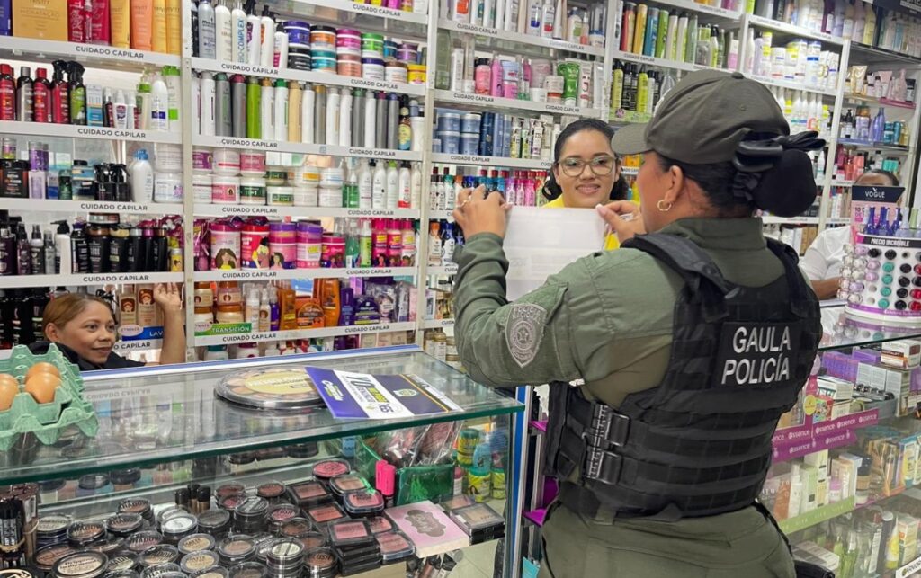 Integrante del Gaula socializa recomendaciones y explica 165 la línea que protege a comerciantes frente a llamadas extorsivas en Cartagena.