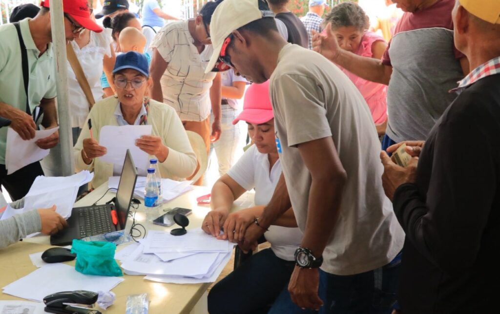 Jornada de atención y registro a damnificados, en el marco de la emergencia nacional que mantiene a 43.900 familias afectadas por el frente frío. 
