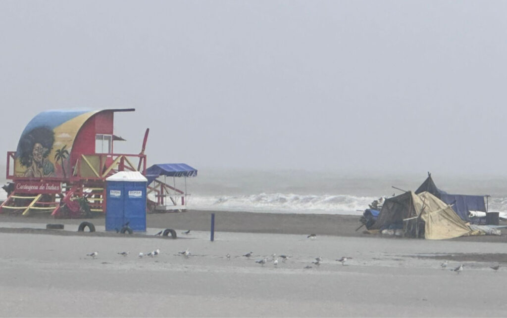 Tormenta y mar agitado por efectos del frente frío en Colombia.