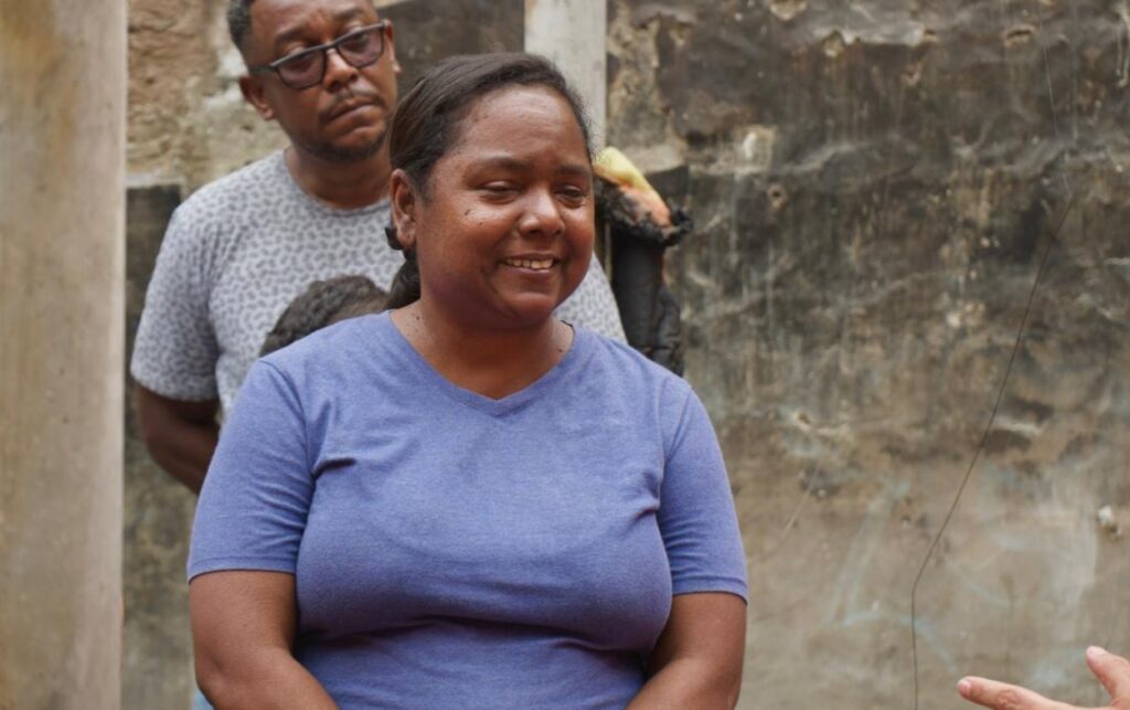 Lorcy de la Hoz, cabeza del hogar afectado por el incendio en Los Calamares, durante la visita del alcalde y el anuncio de reconstrucción de su casa.