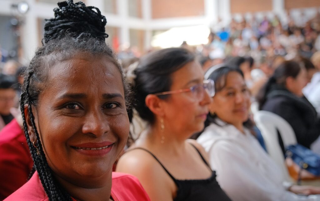 Madre comunitaria asiste al acto donde se oficializa que 2.300 madres comunitarias serán formalizadas como empleadas públicas.
