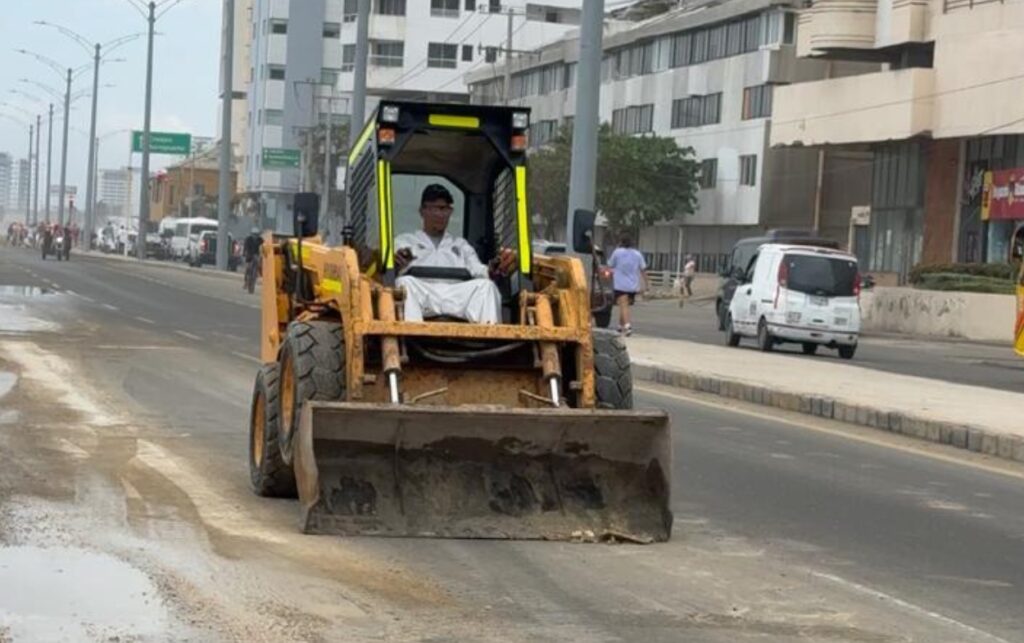 Maquinaria del Distrito remueve arena y sedimentos en la Avenida Santander tras los efectos del segundo frente frio en Cartagena. 