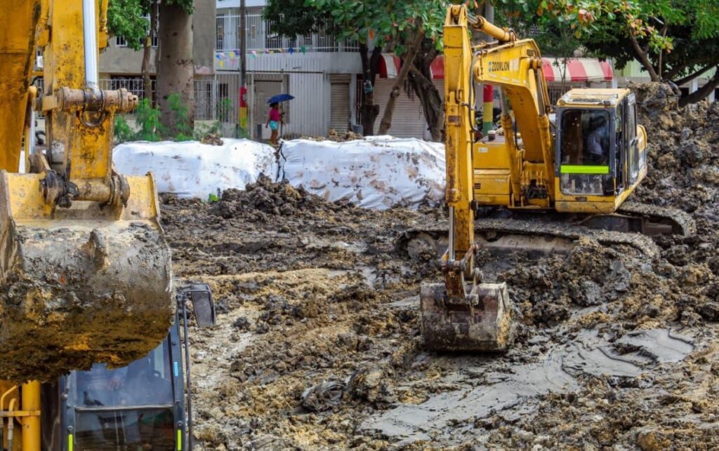 Maquinaria retoma trabajos del Puente de Las Palmeras luego de ajustes técnicos al diseño. 