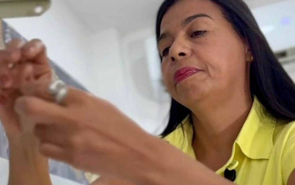 María Alejandra, emprendedora de Bolívar que elabora productos desde casa, una de las realidades que inspiran la iniciativa 100M.