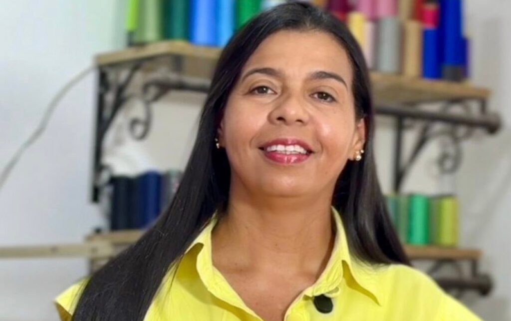 María Alejandra, retrato de la mujer emprendedora de Bolívar que sostiene su hogar desde el trabajo de las confecciones, eje central de la propuesta 100M. 