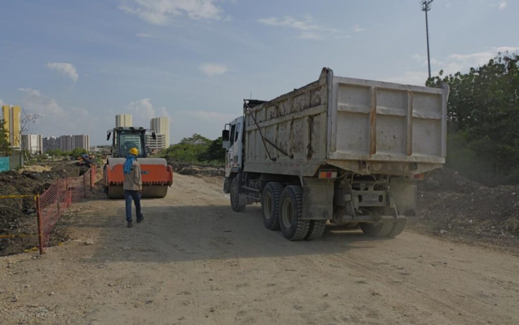 Obras de la Conexión Territorio Mío – Parque Heredia con 80% de avance, maquinaria pesada y compactación de terreno en zona de Parque Heredia.