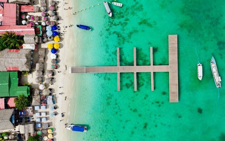 Oleaje anormal impacta el Muelle de Playa Blanca en Cartagena.