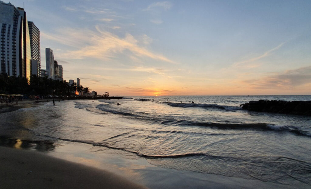 Lluvias y oleaje afectan el litoral de Cartagena.