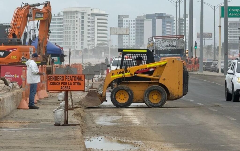 Operativo distrital en la Avenida Santander por el segundo frente frio, con maquinaria pesada y señalización preventiva.