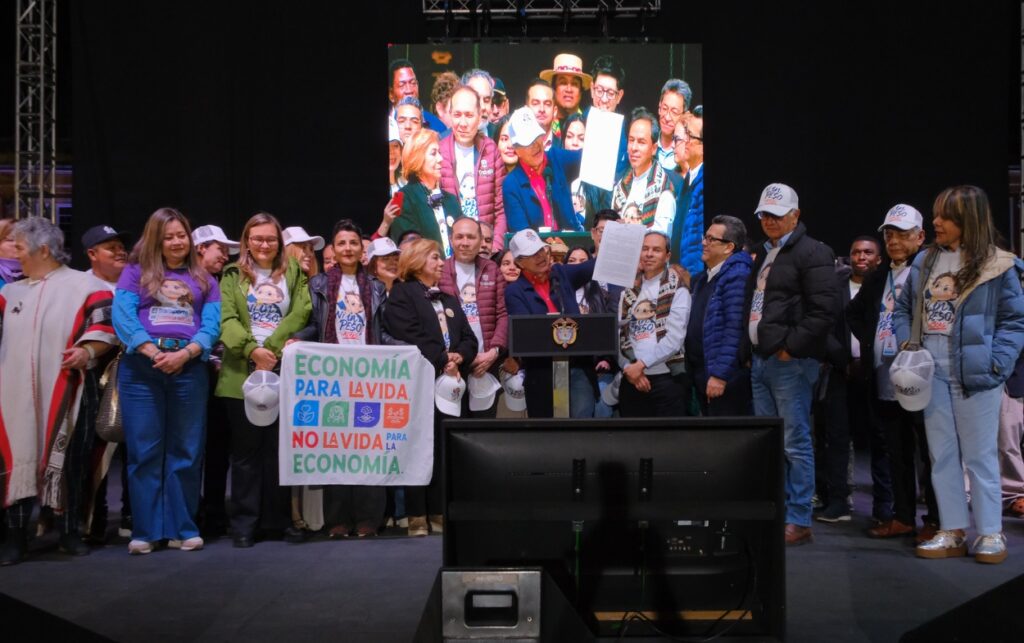 Petro y líderes sociales sostienen el decreto del salario vital en acto multitudinario por la justicia laboral.
