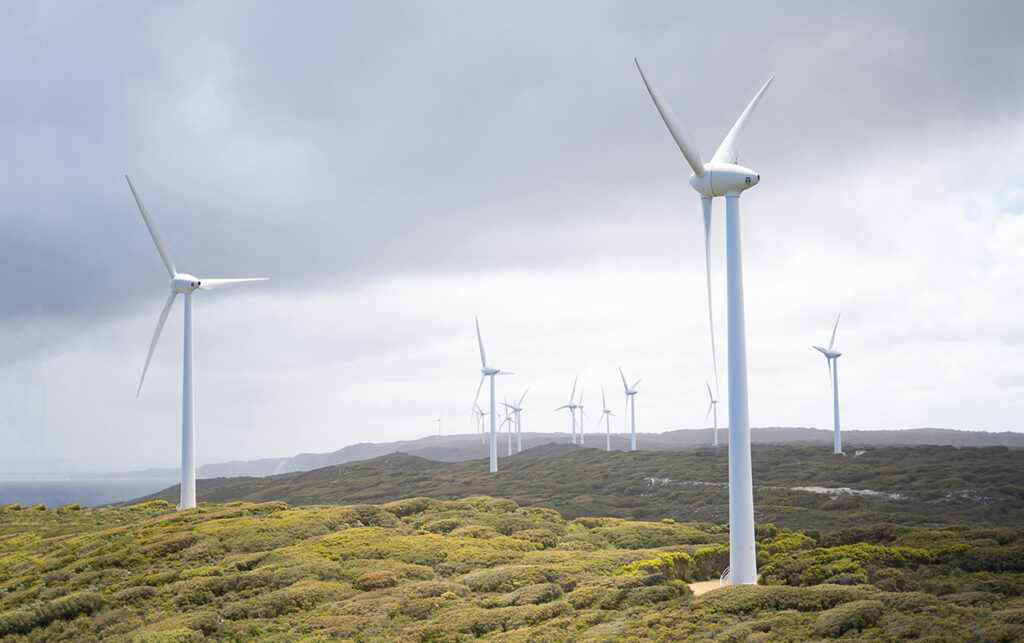 Energía eólica abasteciendo infraestructura tecnológica
