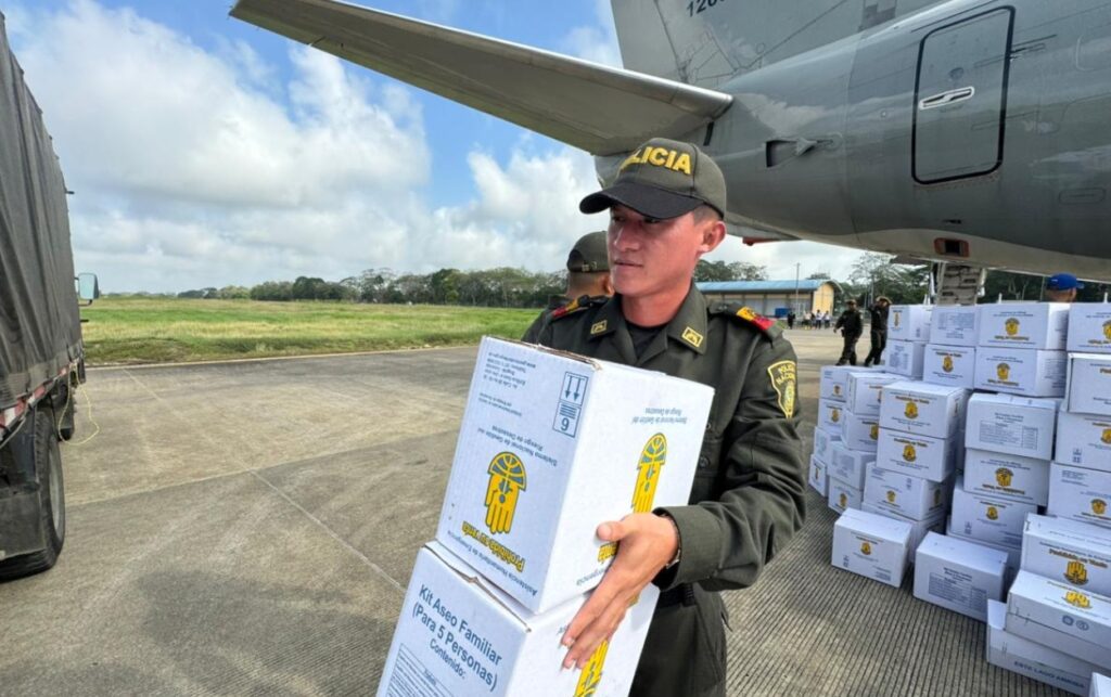 Policía Nacional participa en la logística de distribución de las 10 toneladas de ayuda humanitaria enviadas a Córdoba por la UNGRD. 
